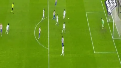 冰城少年逐梦绿茵：职业高中球员的奇幻足球之旅