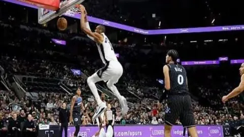 伊卡尔迪与爱妻悠闲时光，甜蜜拥抱画面动人