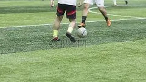 王钰栋恶意犯规致伤退场引争议，33岁球员被网友热议，印尼资金疑点重重？